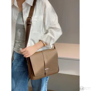 エルメス HERMES スティーブ ライト ジュニア メッセンジャー トーゴカーフスキン エトゥープ メンズ ショルダー クロスボディ バッグ【高品質コピー】