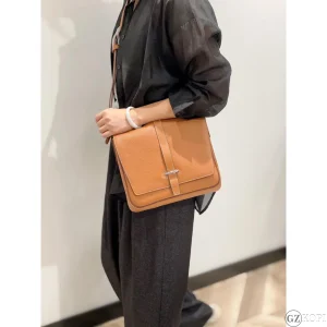 エルメス HERMES スティーブ ライト ジュニア メッセンジャー トーゴカーフスキン ゴールデンブラウン メンズ ショルダー クロスボディ バッグ【高品質コピー】