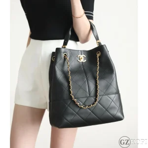 シャネル（CHANEL）ショッピングバッグ AS5635｜25A メティエダール 2024/25 ブラック カーフスキン